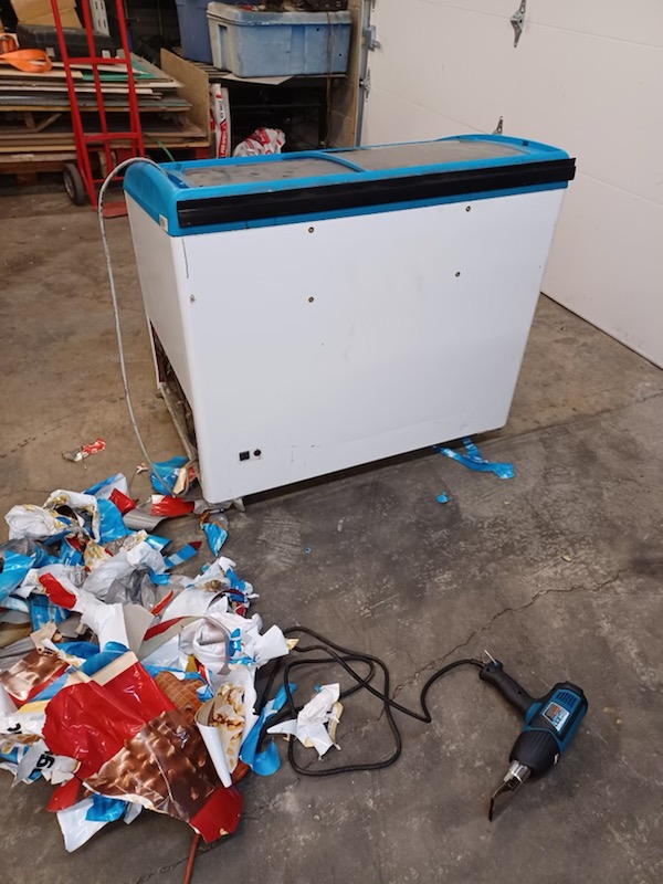 How to remove vinyl wrap from ice chest freezer